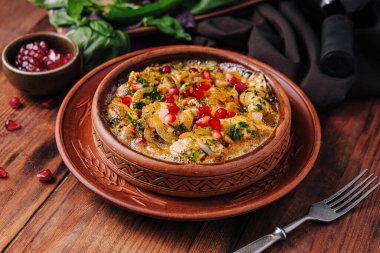 Karides, nar tohumu ve kırsal bir masada servis edilen taze otlarla iştah açıcı humus.