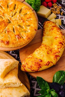 Lezzetli ev yapımı peynirli ekmek ve turta, peynirli ve fındıklı, sıcak bir yemek için mükemmel.