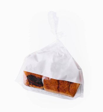 Beyaz arka planda izole edilmiş plastik torbalarda bir somun ekmek.