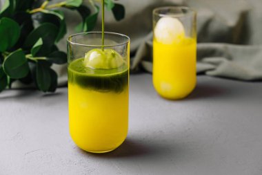 Modern mutfak tezgahında bir kepçe buzlu canlı bir limonata.