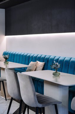 Şık bir lokanta, kadife banklar ve çağdaş dekorlar.