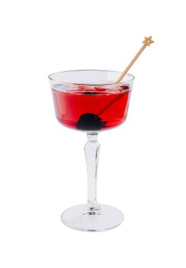 Beyaz arka planda izole edilmiş klasik bir bardakta tek kiraz garnitürlü sofistike kırmızı kokteyl.