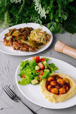 Lezzetli ve besleyici gurme salatalı sağlıklı yemek çeşitleri. Izgara şiş. Patates püresi. Ve dokulu arka planda sebze garnitürü. Dengeli beslenme için mükemmel. Yemek hazırlığı