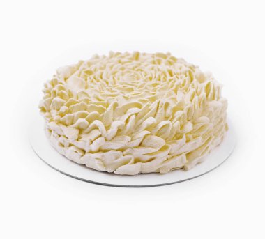 Güzel borulu beyaz tereyağlı Rosette pastası, beyaz arka planda basit bir duruşta.