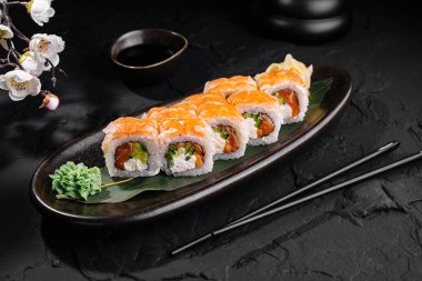 Wasabi, zencefil ve soya sosuyla servis edilen enfes somon suşi ruloları.