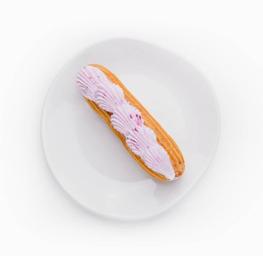 Beyaz arka planda izole edilmiş, temiz beyaz bir tabakta pembe kremalı nefis bir ekinin üst görüntüsü.