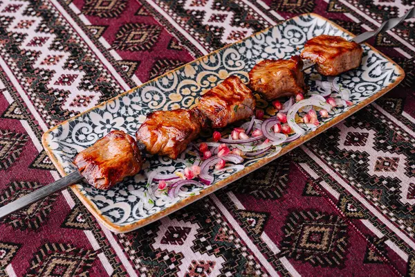 Sappige Gegrilde Kebab Geserveerd Met Gesneden Uien Een Decoratieve Plaat — Stockfoto