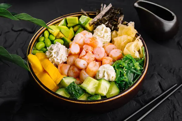 Healthy Poke Bowl Shrimp Edamame Mango Seaweed Vegetables Presented Stylishly — Stock Photo, Image