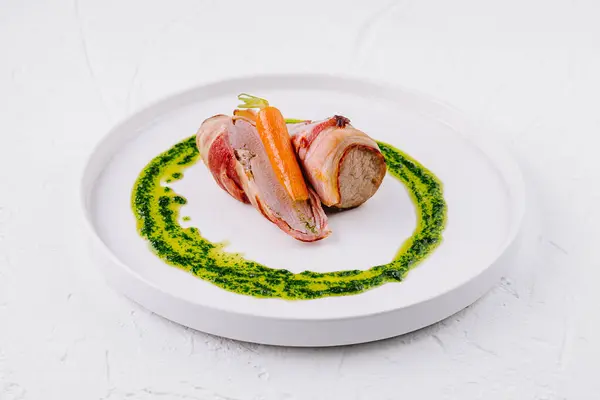 Lombo Porco Elegante Envolto Bacon Servido Com Cenoura Vibrante Pesto — Fotografia de Stock