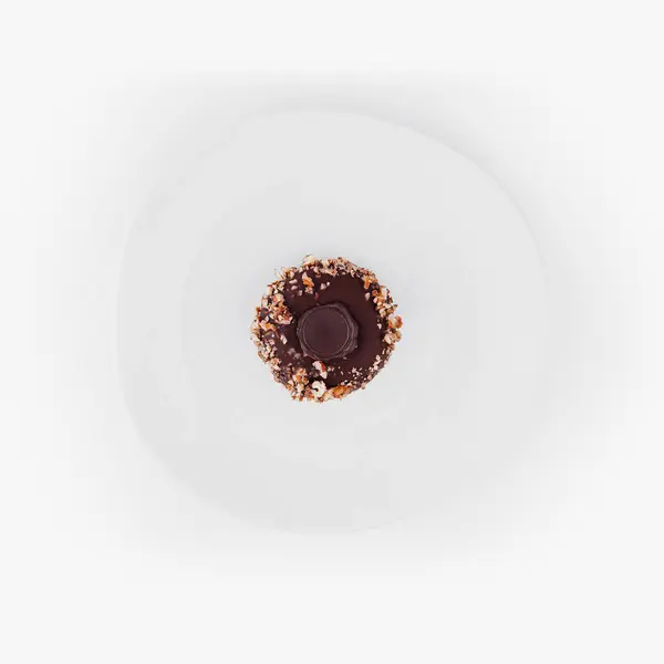 在一个干净的白盘上洒有糖霜的美味巧克力饼干的顶部视图 — 图库照片
