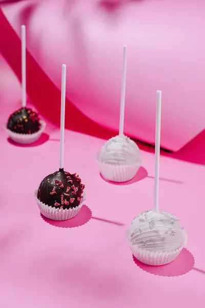 エレガントなチョコレートとホワイトケーキポップ モダンなピンクの背景に表示 — ストック写真