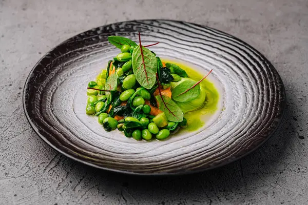 Salada Feijão Edamame Gourmet Com Verdes Vibrantes Elegantemente Apresentados Uma — Fotografia de Stock