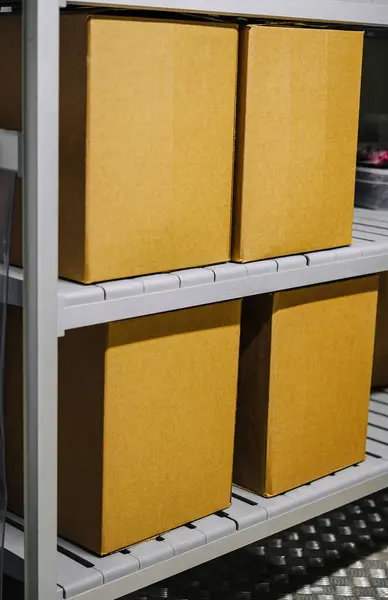 貯蔵室の棚のきちんと積まれた段ボール箱のクローズアップ — ストック写真