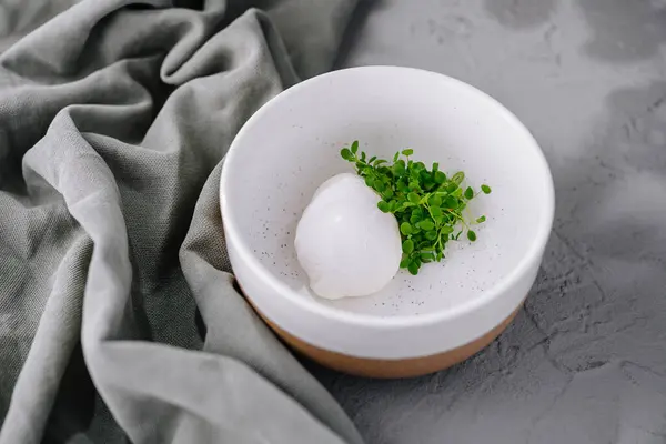 Huevo Escalfado Saludable Adornado Con Microgreens Frescos Servidos Estilo Minimalista —  Fotos de Stock