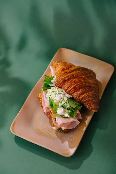 Sanduíche Croissant Fresco Com Presunto Queijo Verduras Servido Prato Elegante — Fotografia de Stock
