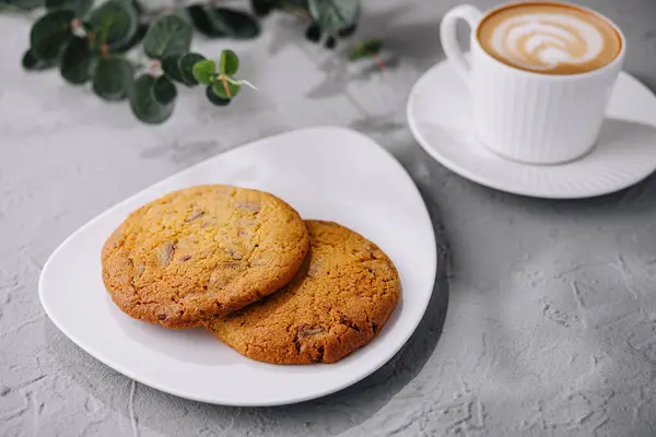 Mysig Uppsättning Med Chocolate Chip Cookies Platta Bredvid Krämig Latte — Stockfoto
