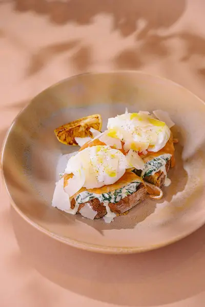 精美的早午餐菜 其特点是在香草吐司中加入煮过的鸡蛋 用香料装饰 — 图库照片