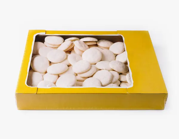 Caixa Amarela Repleta Biscoitos Açúcar Branco Caseiros Fundo Branco Intocado — Fotografia de Stock