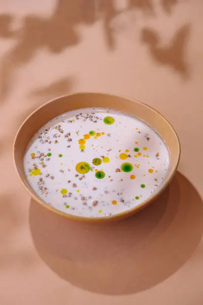 Gourmet Soep Met Levendige Garnalen Elegant Geserveerd Een Pastelachtergrond — Stockfoto