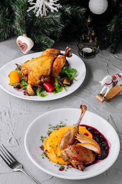 Succulent Roasted Chicken Duck Served Vibrant Vegetables Celebrating Festive Holiday — Stock Photo, Image