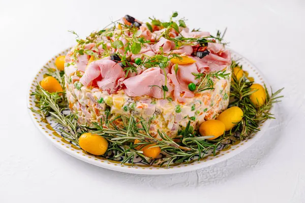 Salade Couches Colorée Appétissante Garnie Jambon Herbes Kumquats Sur Fond — Photo