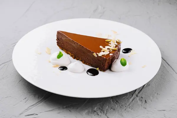 Sobremesa Torta Chocolate Elegante Com Flocos Amêndoa Creme Uma Placa — Fotografia de Stock