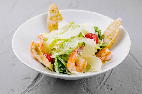 Salada César Apetitosa Com Camarão Suculento Parmesão Raspado Croutons Dourados — Fotografia de Stock