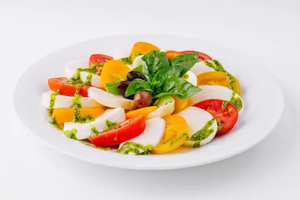 Salada Caprese Colorida Com Mussarela Tomate Manjericão Pesto Prato Branco — Fotografia de Stock