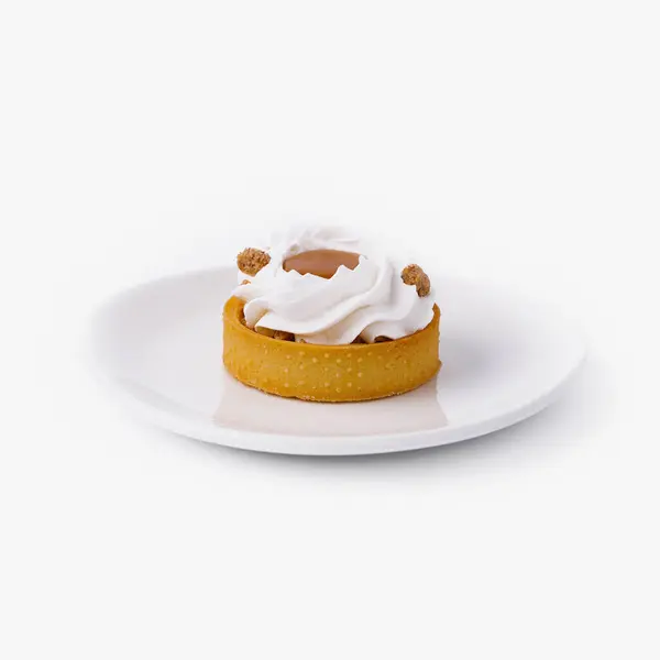 Torta Gourmet Coberto Com Chantilly Nozes Apresentado Uma Placa Branca — Fotografia de Stock