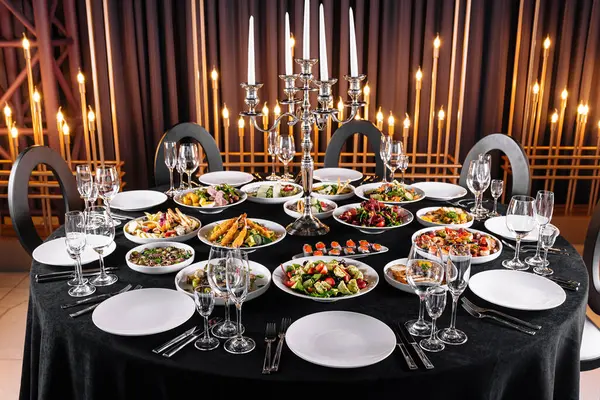 Mesa Banquete Luxuosa Com Uma Variedade Pratos Gourmet Porcelana Fina — Fotografia de Stock