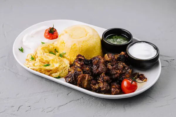 Απολαυστικό Γεύμα Κουσκούς Ζουμερό Κρέας Ομελέτα Και Κρεμώδεις Σάλτσες Λευκό — Φωτογραφία Αρχείου