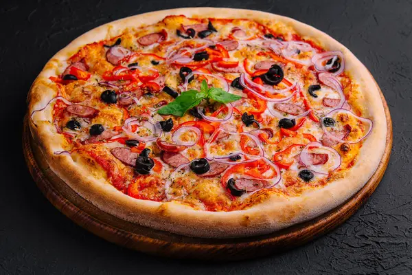 Pizza Pepperoni Recém Assada Com Azeitonas Cebolas Manjericão Uma Tábua — Fotografia de Stock