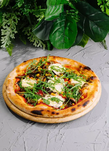 Pizza Vegetariana Gourmet Com Arugula Queijo Feta Uma Superfície Texturizada — Fotografia de Stock