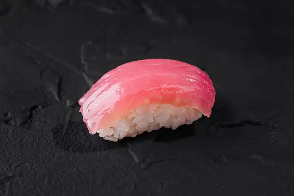 Close Pedaço Sushi Nigiri Atum Fresco Fundo Ardósia Preta Texturizada — Fotografia de Stock