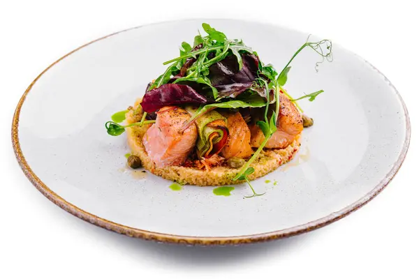 Beyaz arka planda seramik bir tabakta zarif bir şekilde sunulan nefis bir somon balığı.