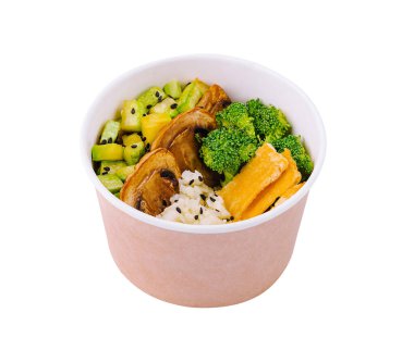 Beyaz üzerinde brokoli, avokado, mantar ve pirinç bulunan bir kasede taze vegan yemeği.