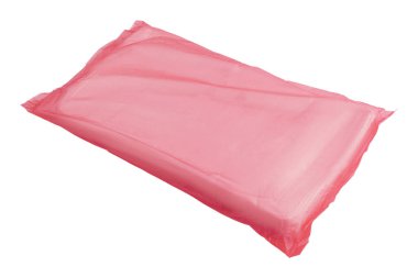 Tek pembe politen plastik poşet ambalaj için ideal, beyaz bir arkaplanda izole edilmiş.