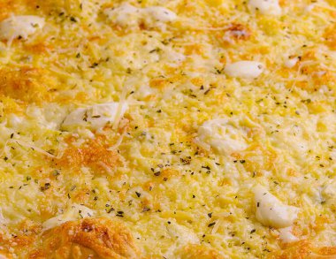 Nefis ev yapımı peynirli pizza. Yakın plan.