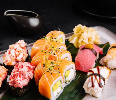 Soya sosu ve yemek çubuklarıyla servis edilen canlı suşi seçimi.