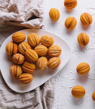 Beyaz masa üzerinde ceviz şekilli kurabiyelerin üst görünümü