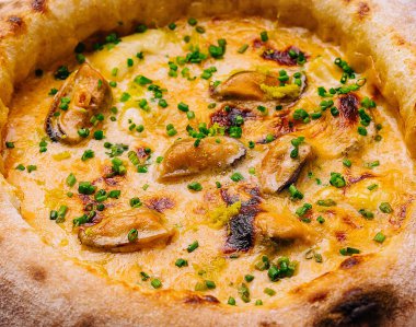 Midye ve şifalı taze peynirli pizza.