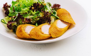 Tavuklu nuggetlar beyaz tabakta