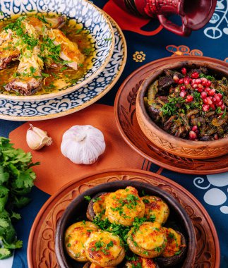 Renkli Orta Doğu yemekleri, canlı bir masa örtüsü üzerinde servis edilir.