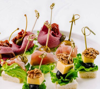 Peynirli, fındıklı ve közlenmiş etli kanepeler. Yemek ve etkinlikler için mükemmel.