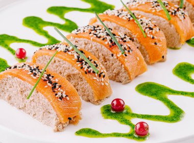 Somon ve pesto sosuyla dilimlenmiş gurme tavuk ezmesi, çok güzel servis ediliyor.
