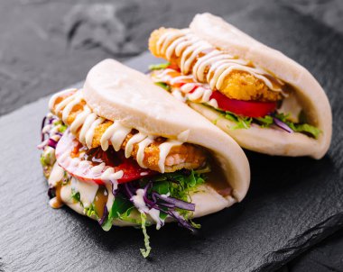 Taze sebzeli ve kremalı soslu iki tavuk sarması.