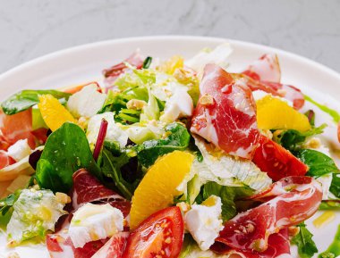 Jambonlu, portakallı, domatesli ve zeytinyağlı sağlıklı gurme salatası.