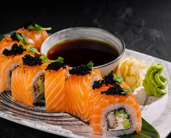 Arranjo Gourmet Rolos Sushi Salmão Cobertos Com Caviar Servido Com Imagem De Stock