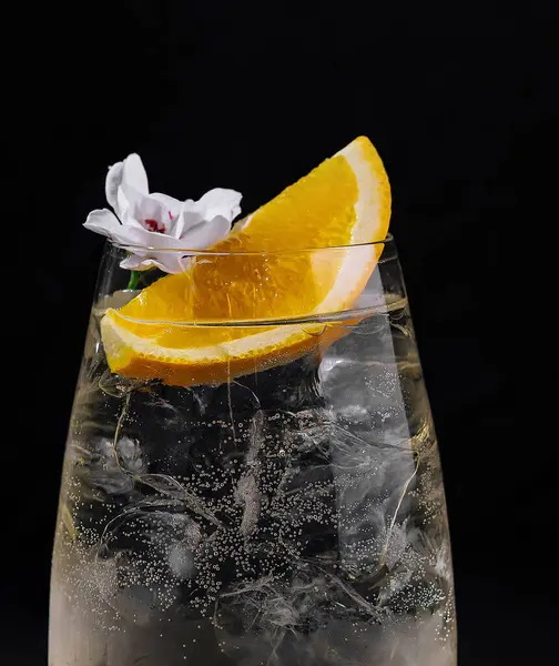 Orzeźwiający Gin Tonikiem Podawany Lodem Pomarańczową Dekoracją Kwiatem Stylowej Szklance Zdjęcia Stockowe bez tantiem