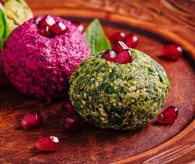 Nar katılmış iki yeşil ve pembeydi.